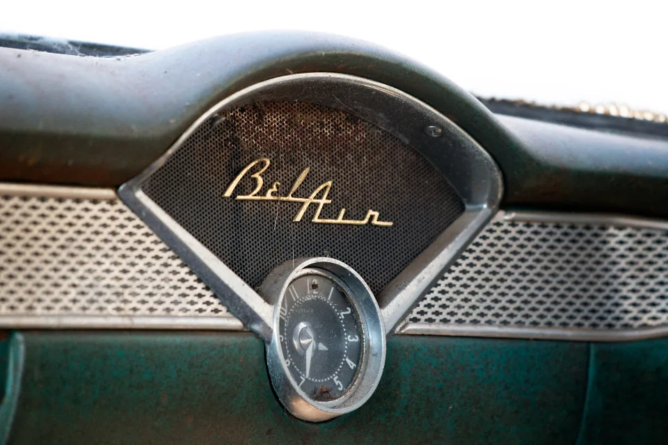 Detalle del emblema de un coche clasico