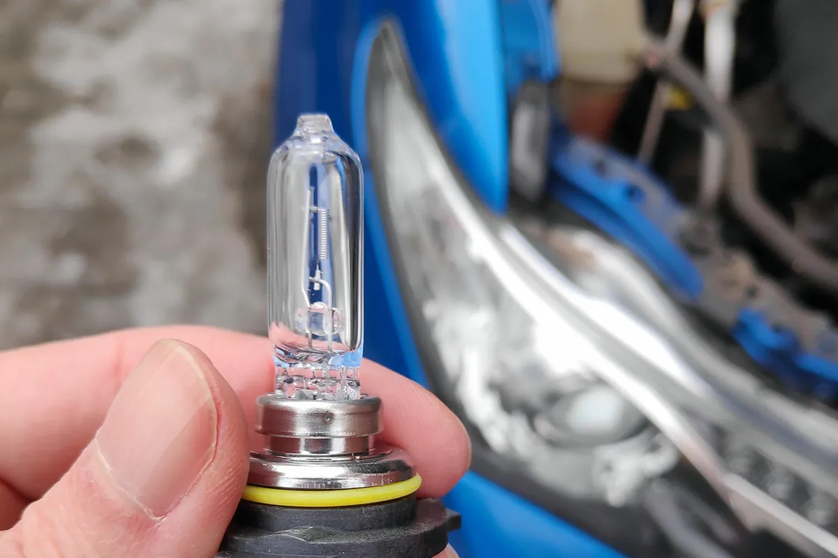 045 Replacing car headlight bulb - HIR2 type 12V halogen lightbulb for Toyota Auris