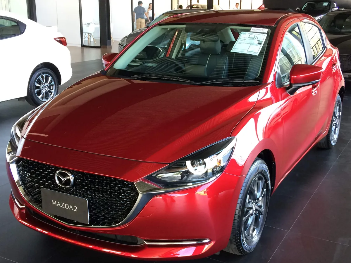 Utilitario Mazda 2 rojo aparcado en un concesionario