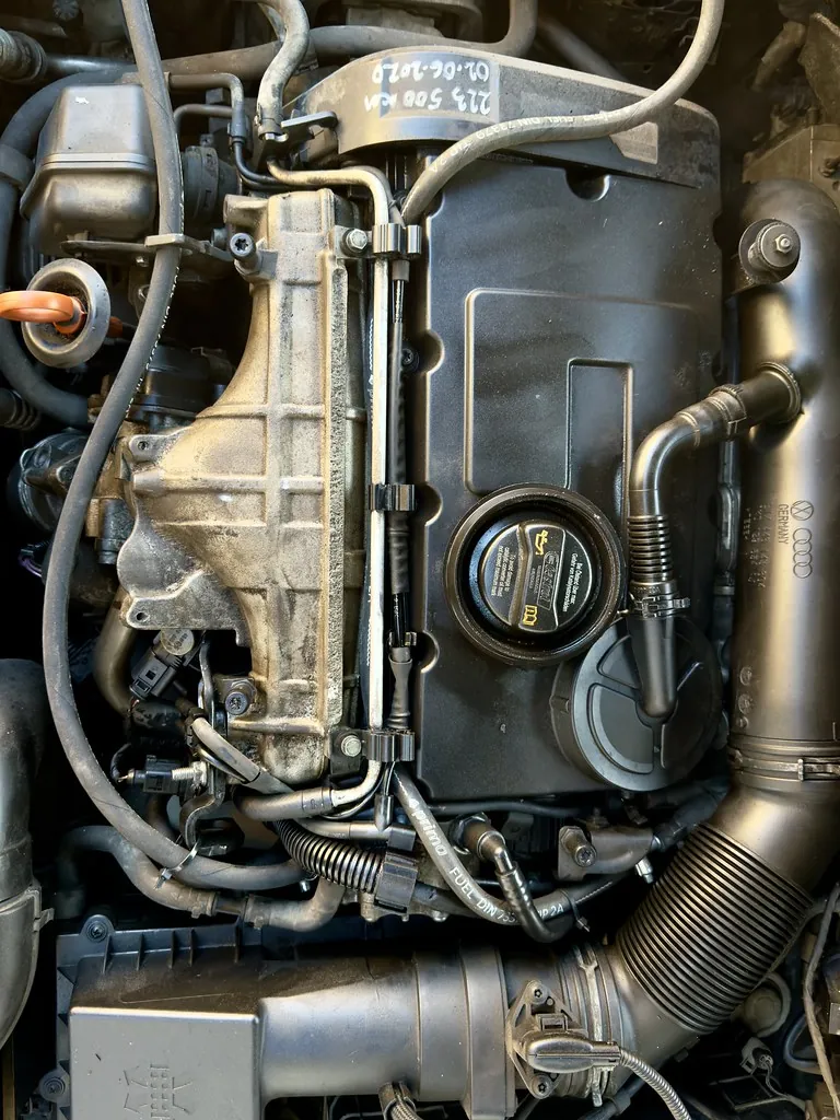 Vano motor de un vehiculo visto en detalle