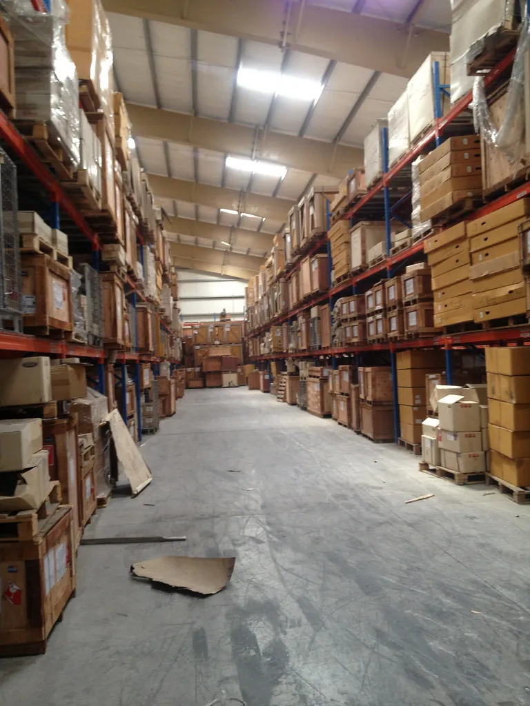 Estanteria de un almacen con cajas de recambios