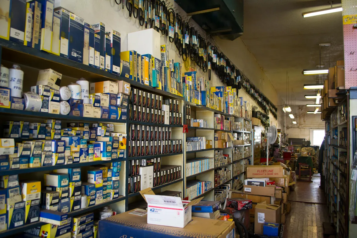 Tienda de recambios de automóvil con estanterías llenas de cajas de piezas